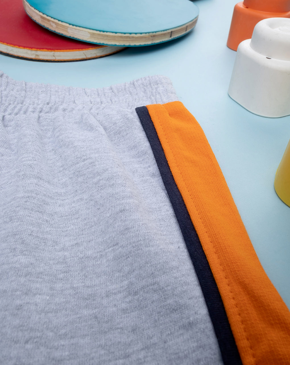 Shorts french terry niño gris/naranja - Prénatal