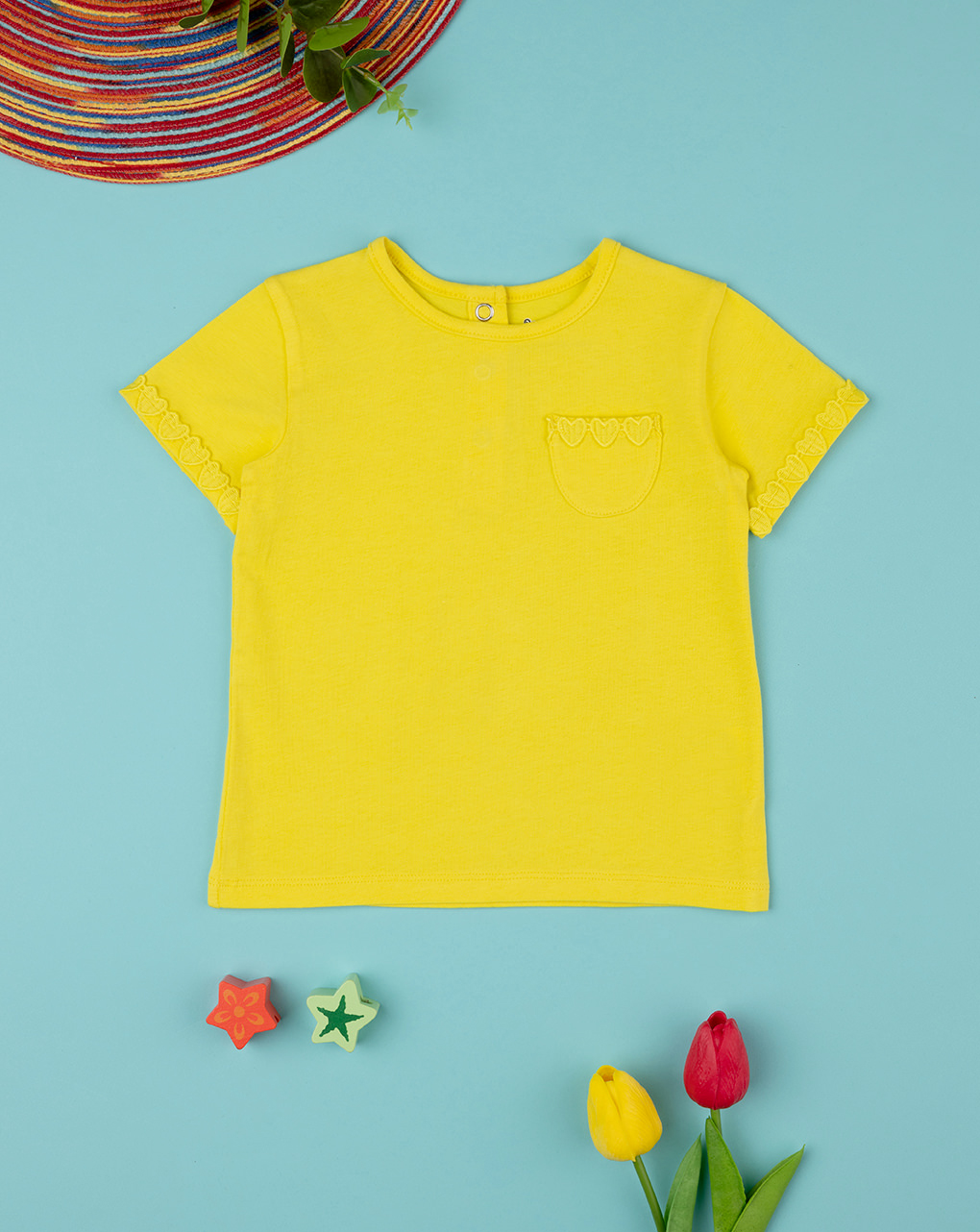 Niño pequeño de 3 años con una camiseta amarilla y pantalón corto