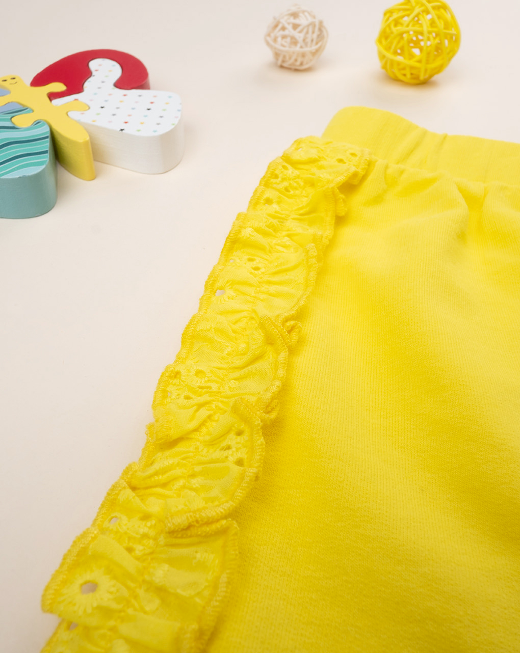 Pantalón corto amarillo de niña de rizo francés y sangallo - Prénatal