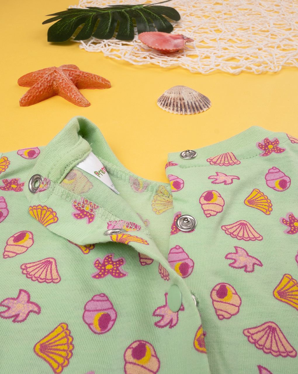 Pijama corto de una pieza para niña con conchas allover - Prénatal
