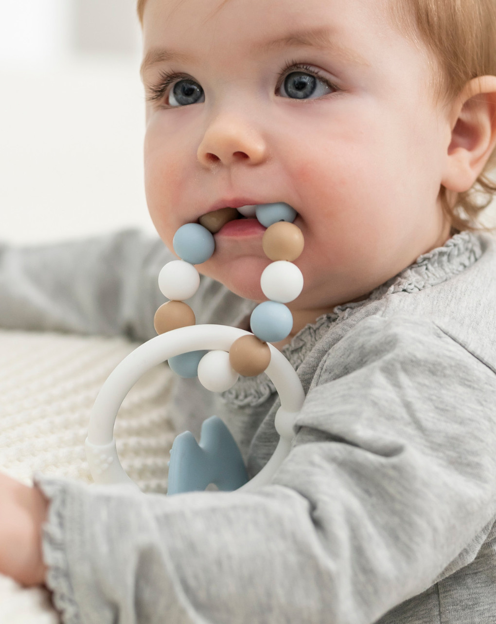 Sonajero de silicona azul claro y blanco para la dentición - nattou - Nattou