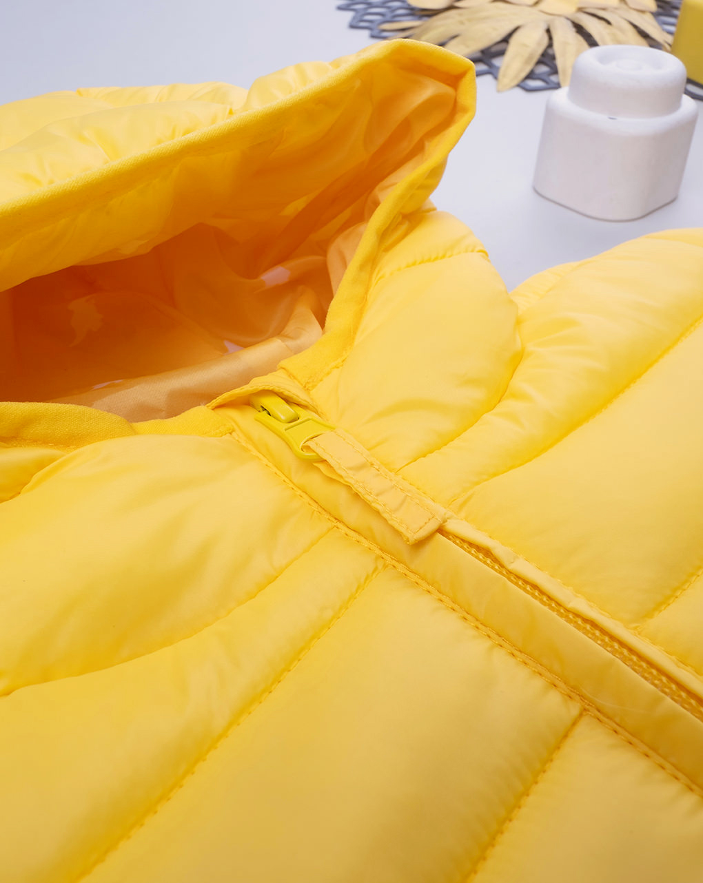 Chaqueta ligera de plumón amarillo con capucha para bebé - Prénatal