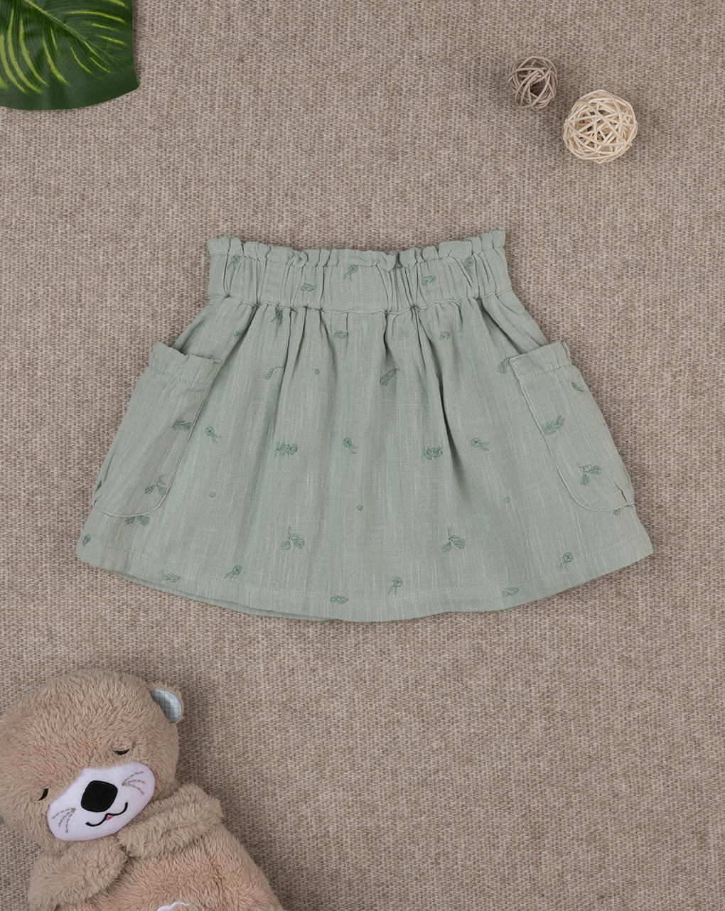 Falda verde de niña con bordados - Prénatal