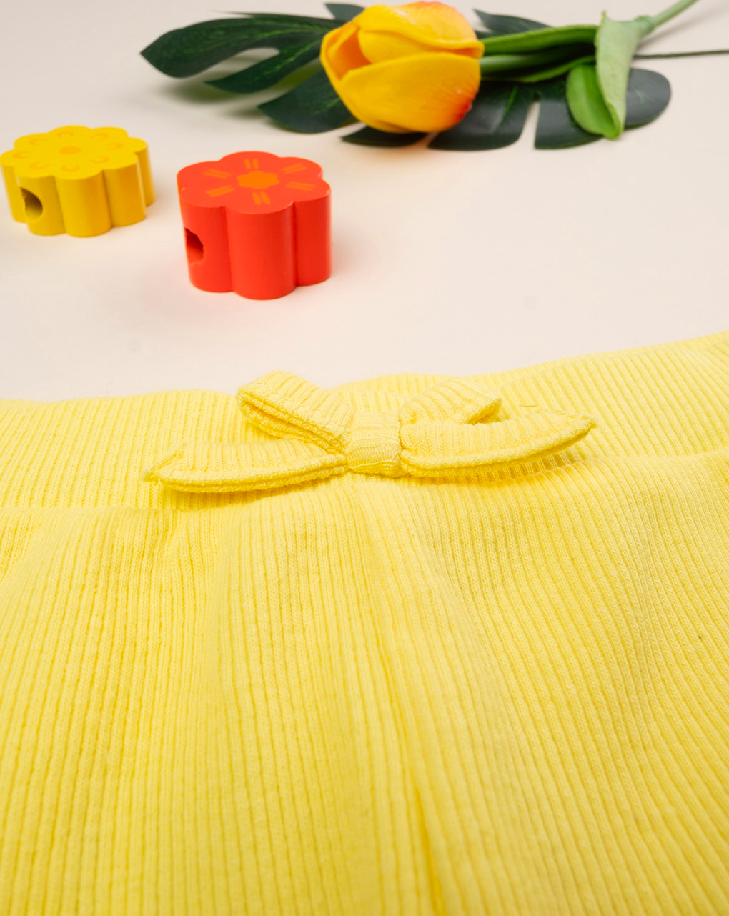 Pantalones cortos amarillos de canalé para niña - Prénatal