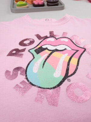 Camiseta rosa claro con un estampado rock family para niña - Prénatal