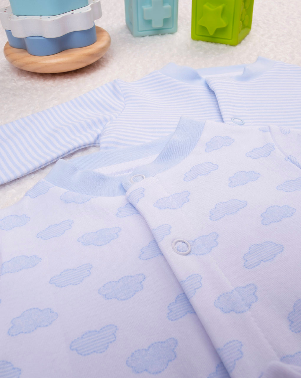 Pijamas azul claro y crema con dibujos y rayas - Prénatal