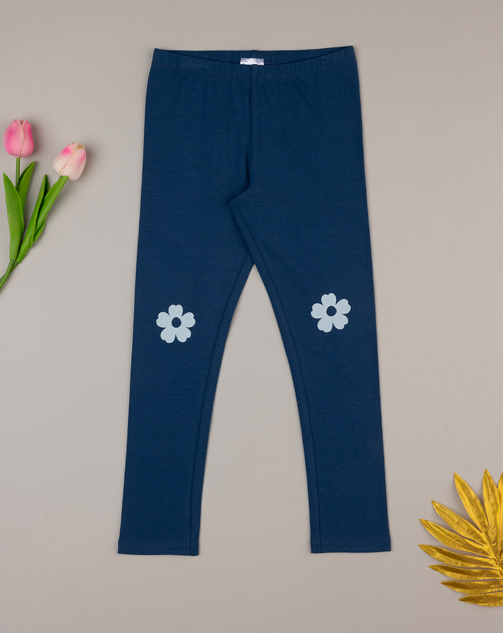 Leggings azules informales para niñas con un doble parche de flores blancas - Prénatal