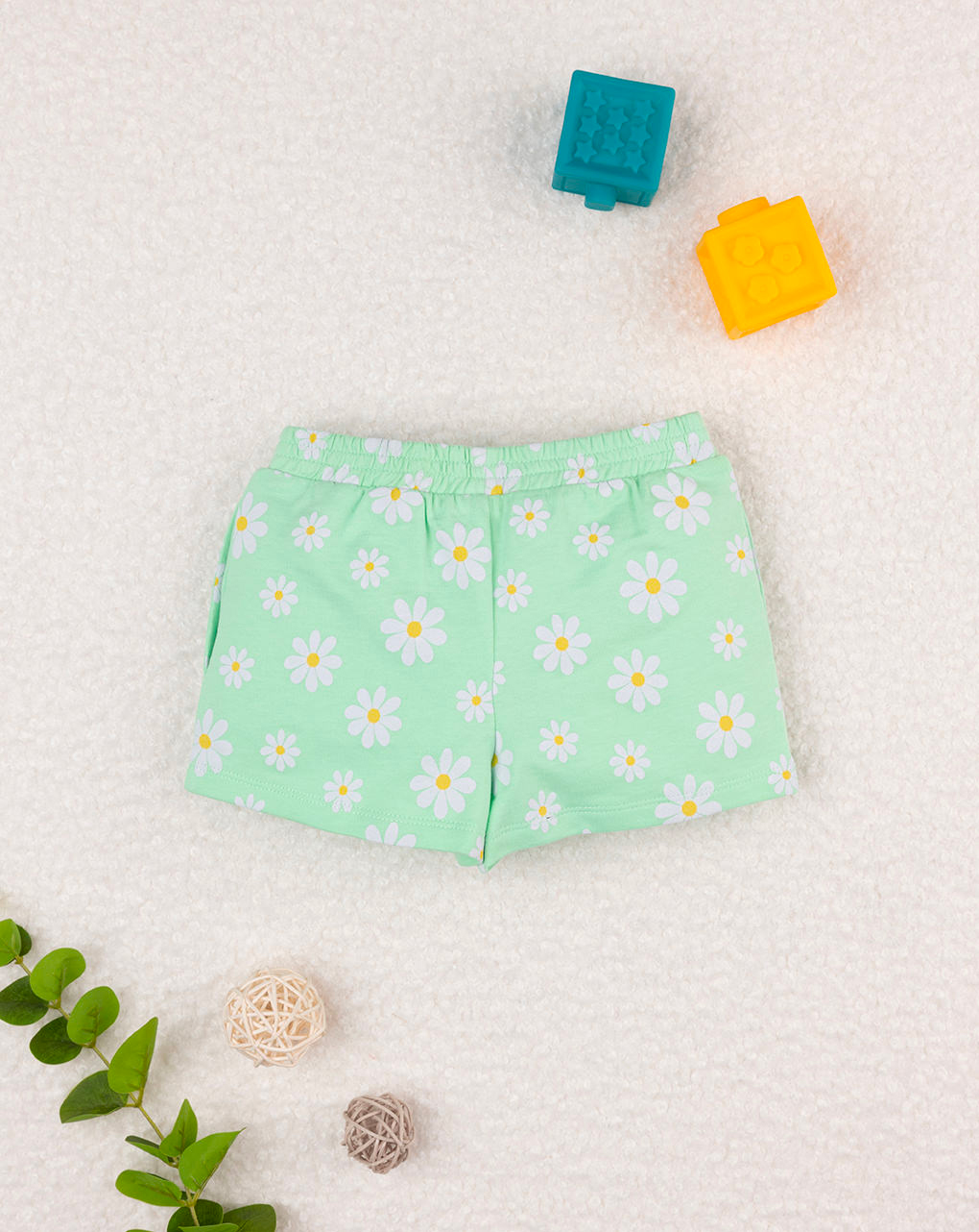 Shorts verdes para niña con estampado de margaritas - Prénatal