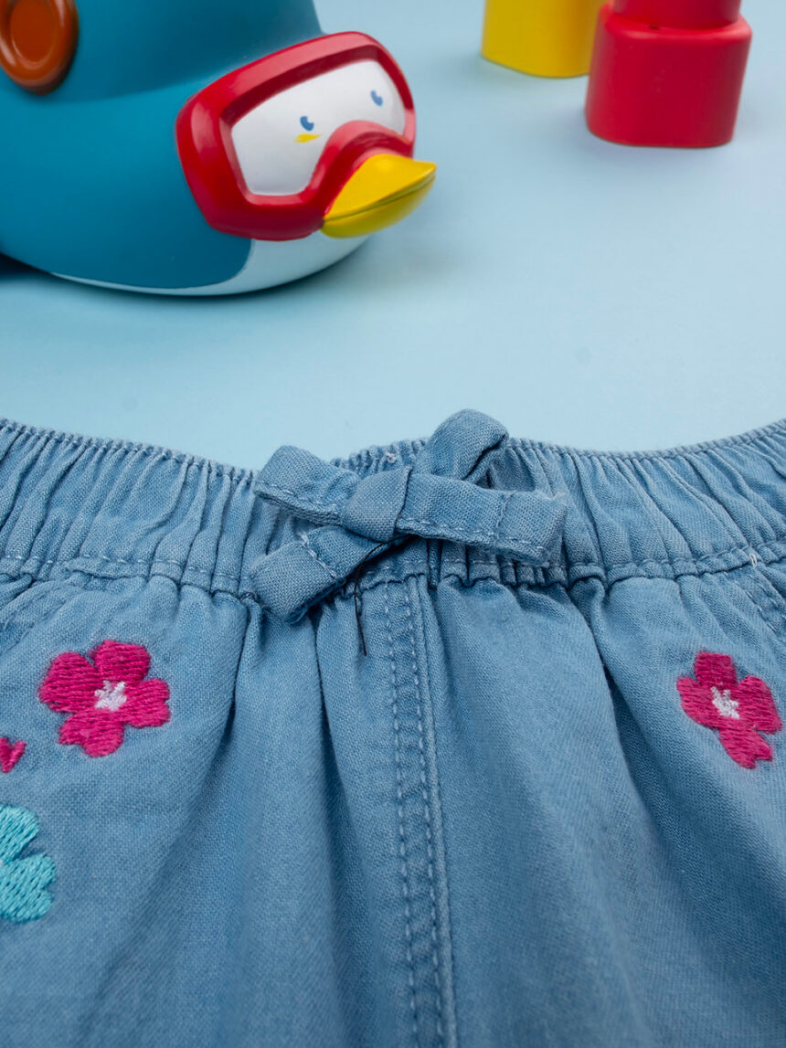 Pantalón corto casual de chambray para niña con bordados florales - Prénatal