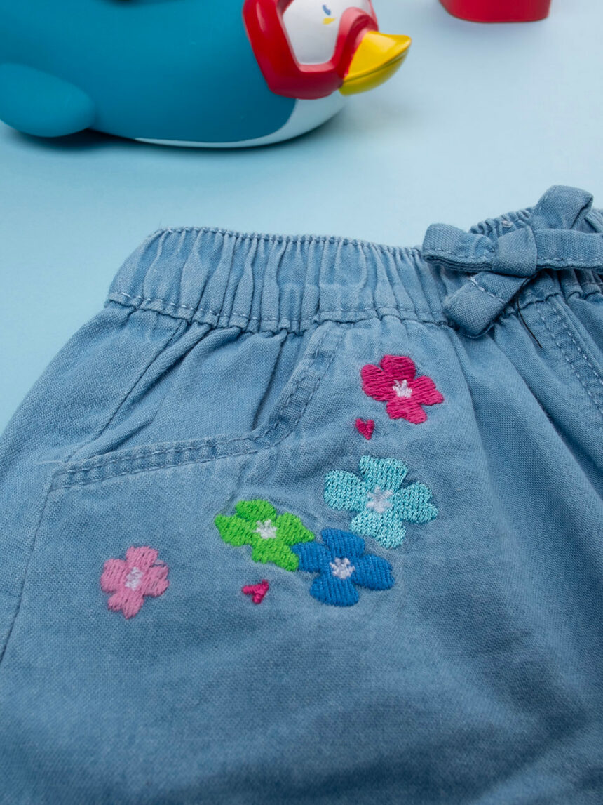 Pantalón corto casual de chambray para niña con bordados florales - Prénatal